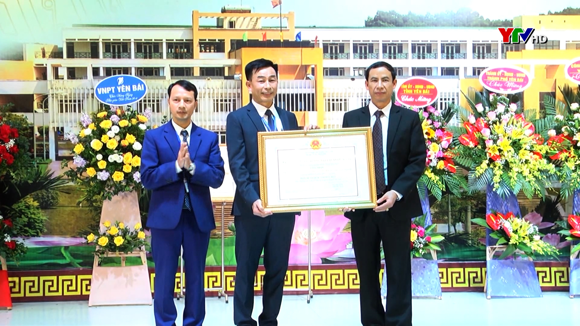 Trường THPT Chuyên Nguyễn Tất Thành đón nhận Bằng công nhận trường đạt chuẩn Quốc gia mức độ 2