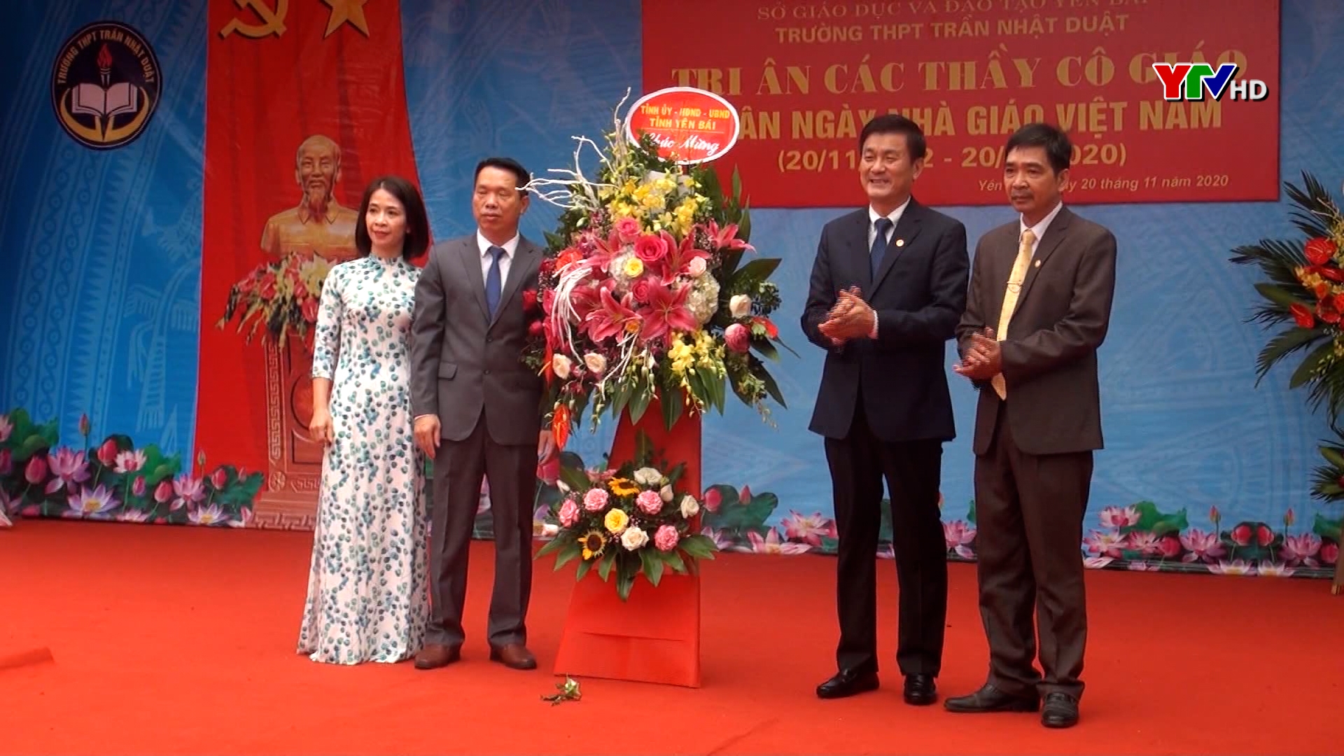 Đồng chí Nguyễn Chiến Thắng - PCT UBND tỉnh dự Chương trình tri ân các thầy cô giáo tại Trường THPT Trần Nhật Duật, huyện Yên Bình.