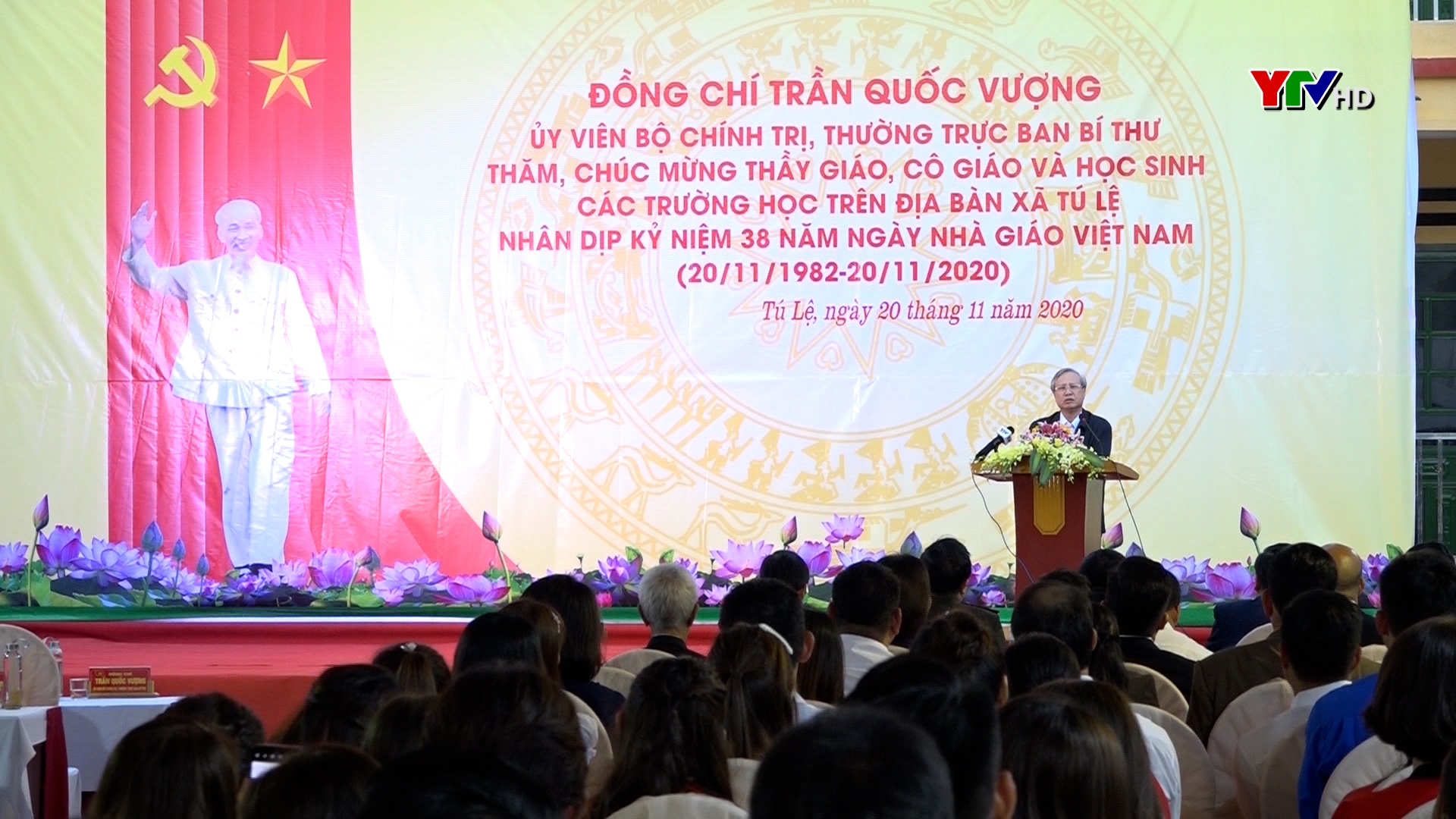 Đồng chí Thường trực Ban Bí thư Trần Quốc Vượng chúc mừng các trường trên địa bàn xã Tú Lệ, huyện Văn Chấn nhân ngày Nhà giáo Việt Nam