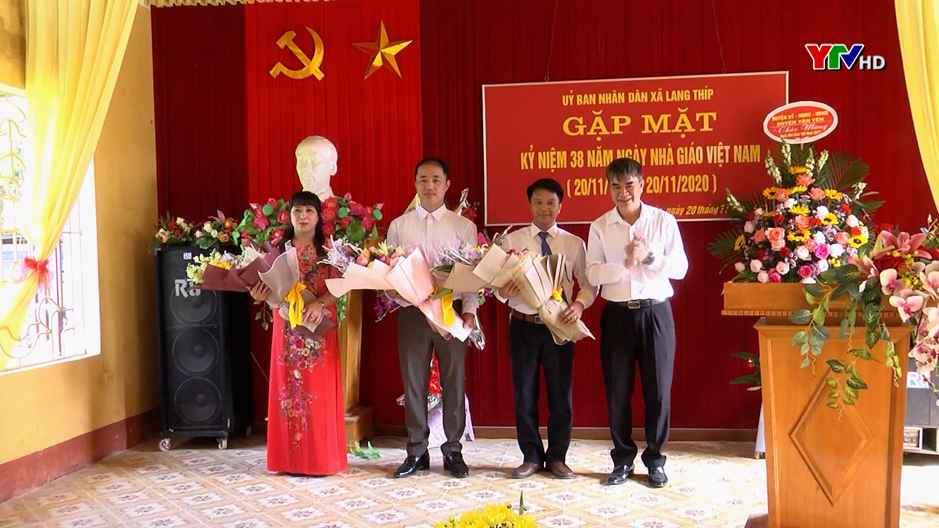 Đồng chí Chu Đình Ngữ - Trưởng Ban Tổ chức Tỉnh ủy chúc mừng ngày Nhà giáo Việt Nam tại huyện Văn Yên