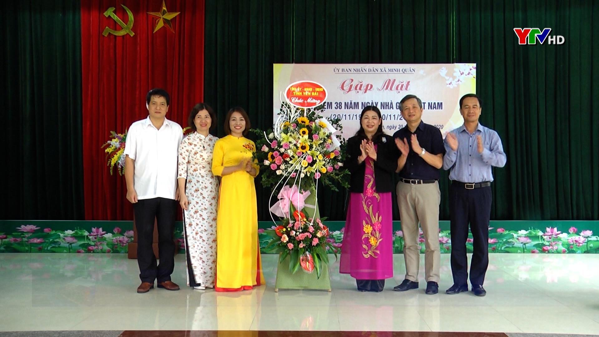 Đồng chí Hoàng Thị Vĩnh - Trưởng Ban Dân vận Tỉnh ủy chúc mừng ngày 20/11 tại huyện Trấn Yên