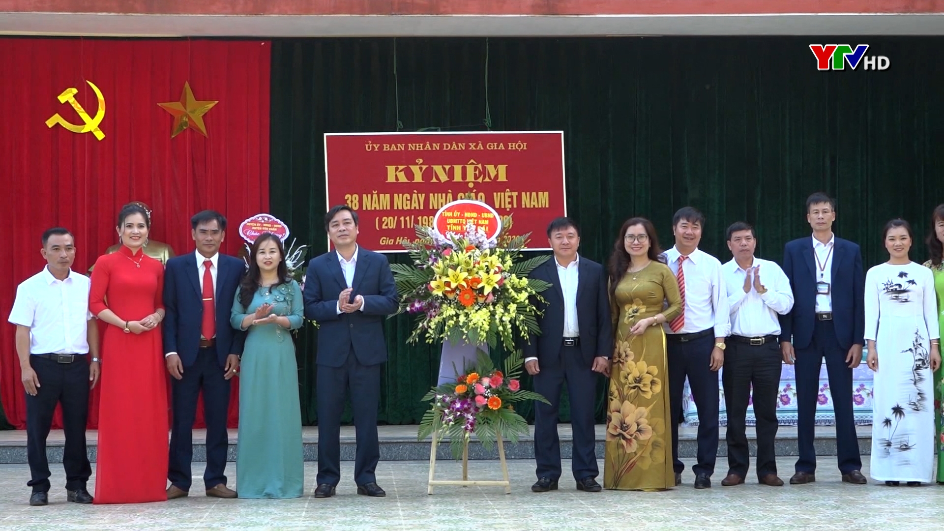 Đồng chí Giàng A Tông - Chủ tịch UBMTTQ tỉnh chúc mừng các giáo viên tại xã Gia Hội, huyện Văn Chấn