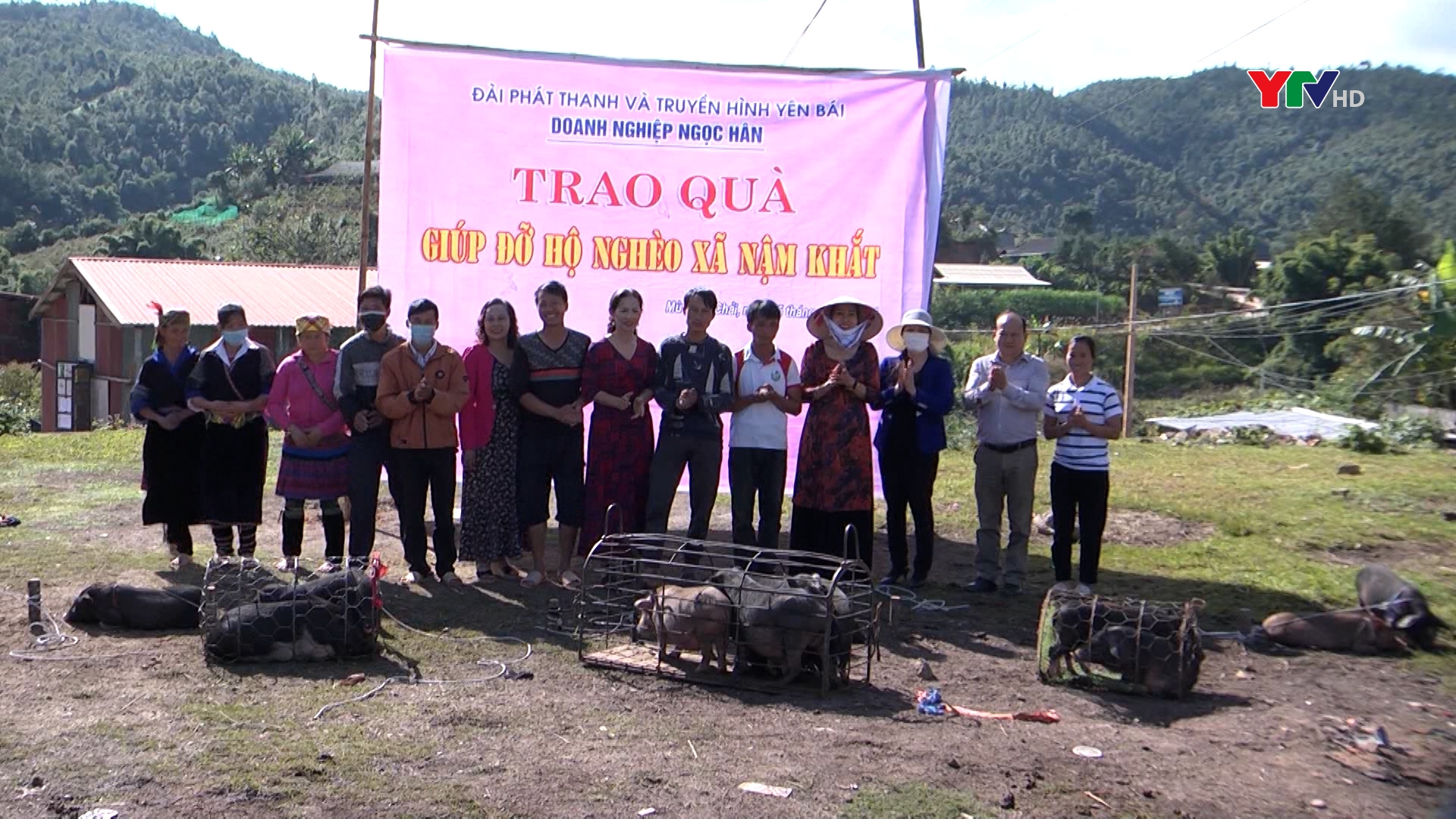 Đài Phát thanh và Truyền hình Yên Bái trao sinh kế hỗ trợ các hộ nghèo xã Nậm Khắt, huyện Mù Cang Chải