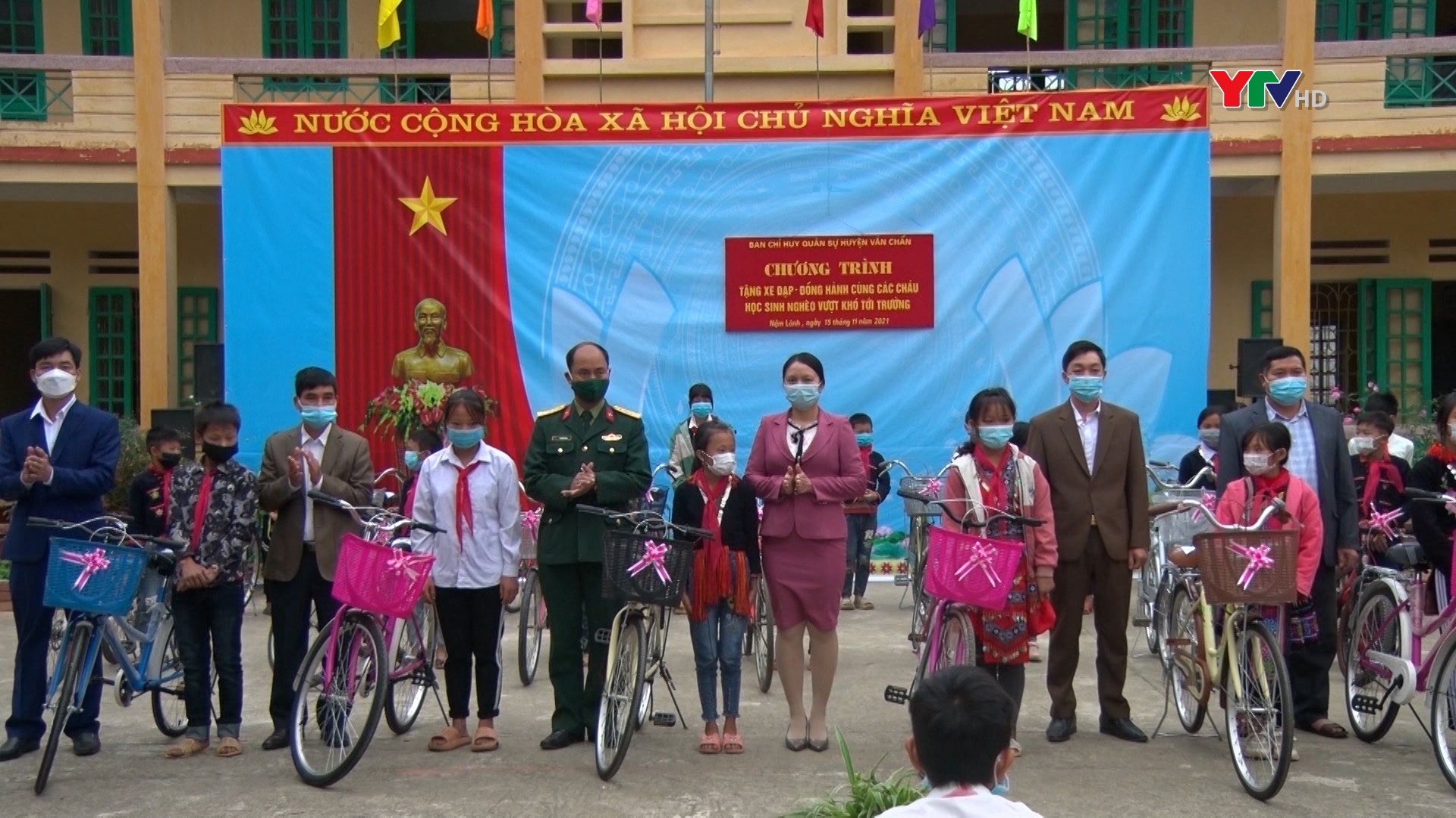 Ban CHQS huyện Văn Chấn tặng xe đạp cho học sinh nghèo vượt khó
