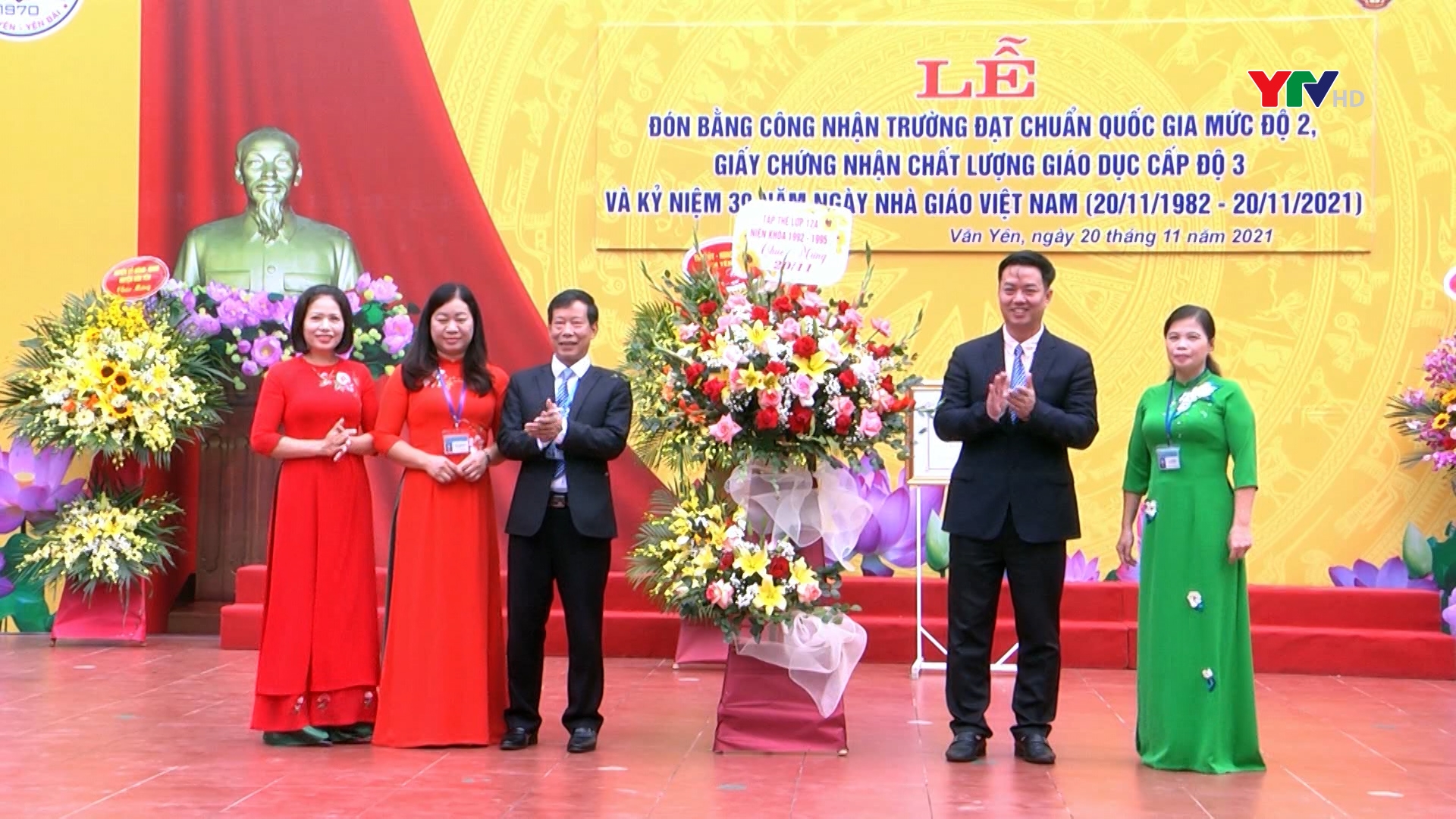 Trường THPT Chu Văn An, huyện Văn Yên đón Bằng công nhận trường đạt chuẩn quốc gia mức độ 2