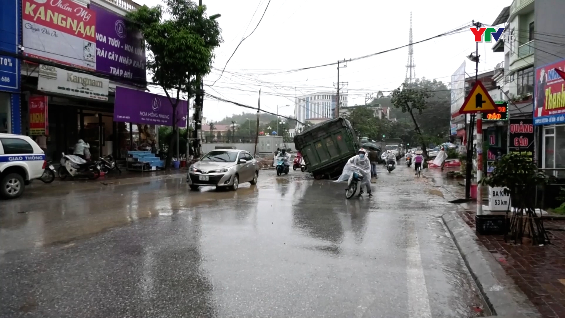 Mưa lớn gây ngập úng cục bộ 1 số tuyến đường tại thành phố Yên Bái