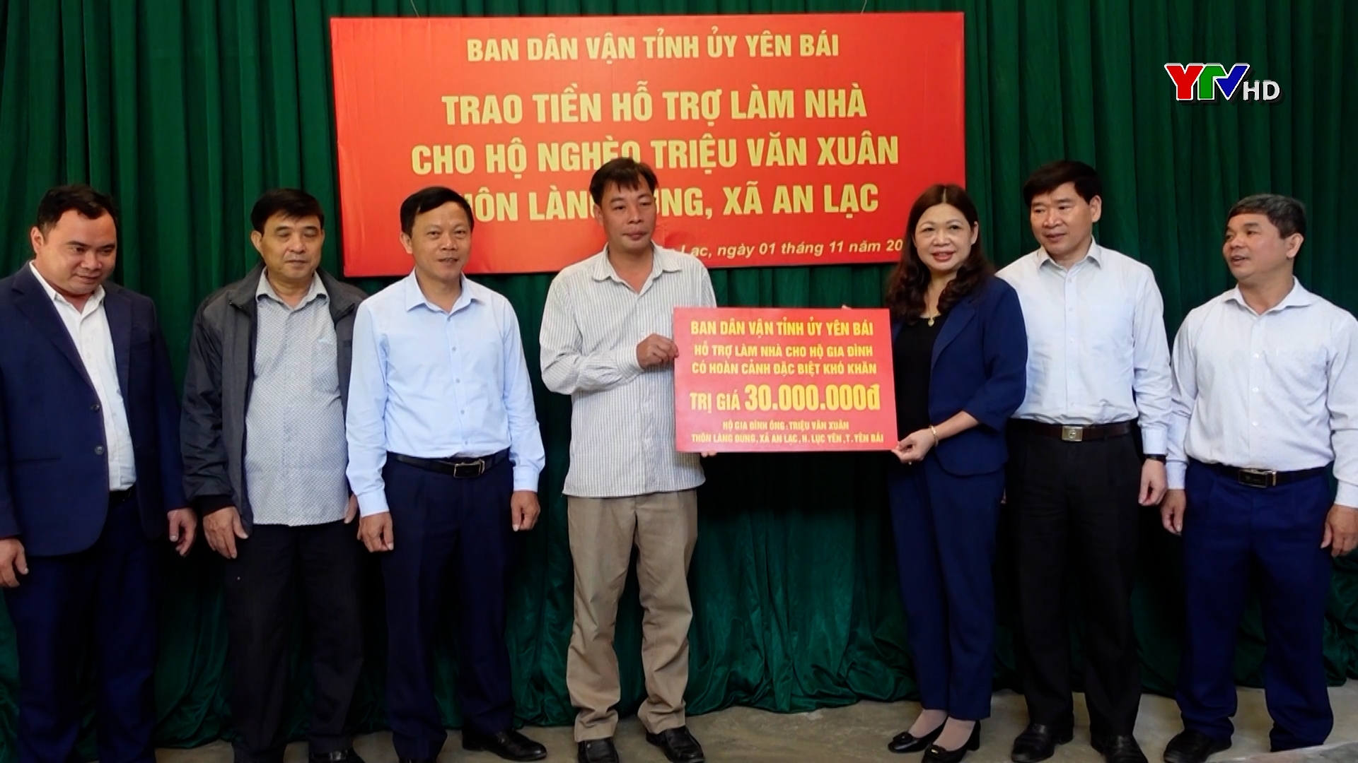 Đồng chí Trưởng Ban Dân vận Tỉnh ủy Hoàng Thị Vĩnh tặng quà tại huyện Lục Yên