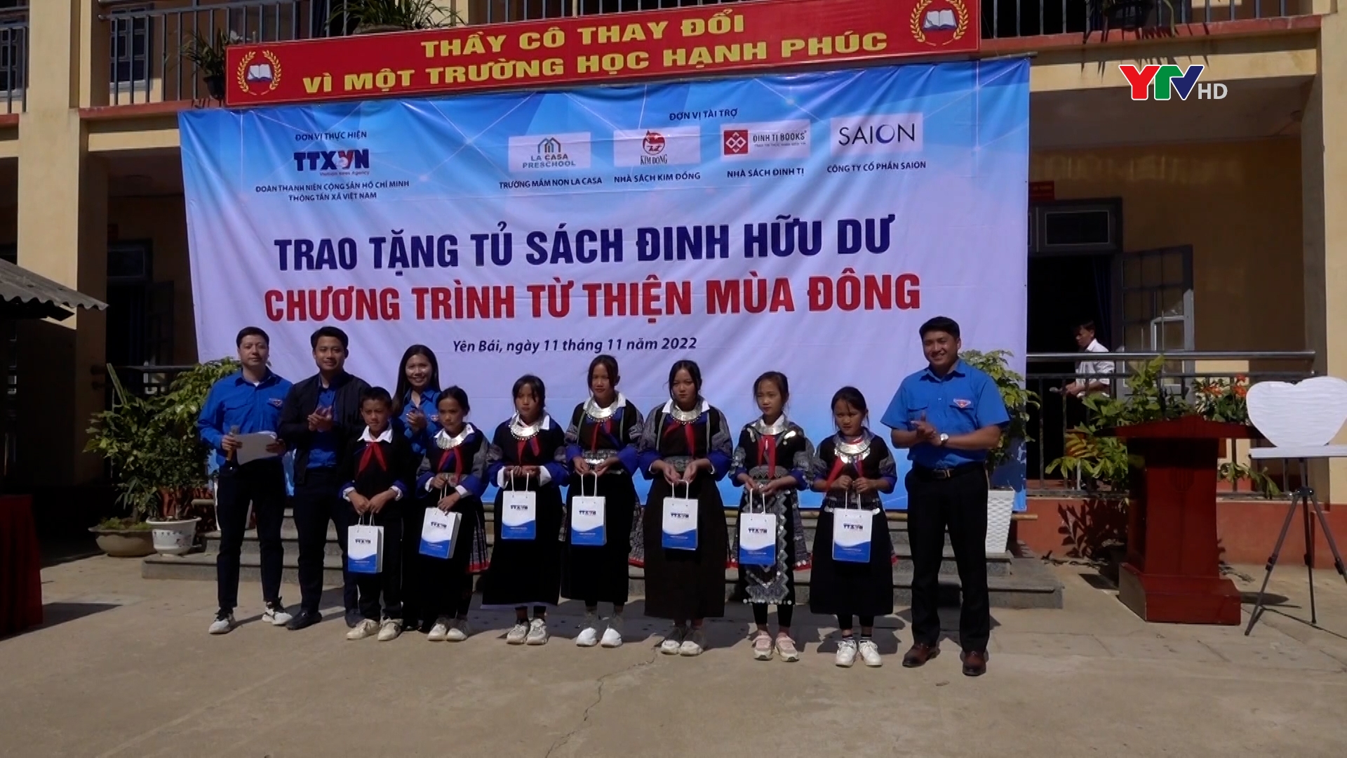 Trao tặng tủ sách Đinh Hữu Dư cho trường PTDTBT TH&THCS xã Chế Tạo, huyện Mù Cang Chải