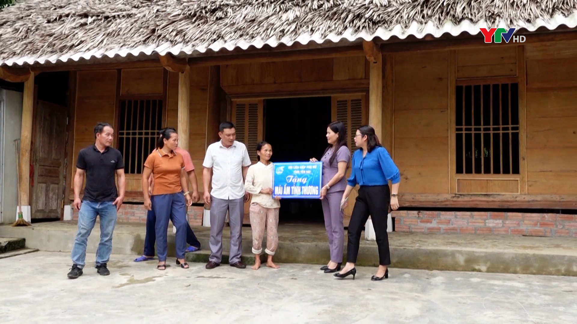 Hội Liên hiệp Phụ nữ tỉnh trao nhà "Mái ấm tình thương" cho phụ nữ nghèo huyện Lục Yên