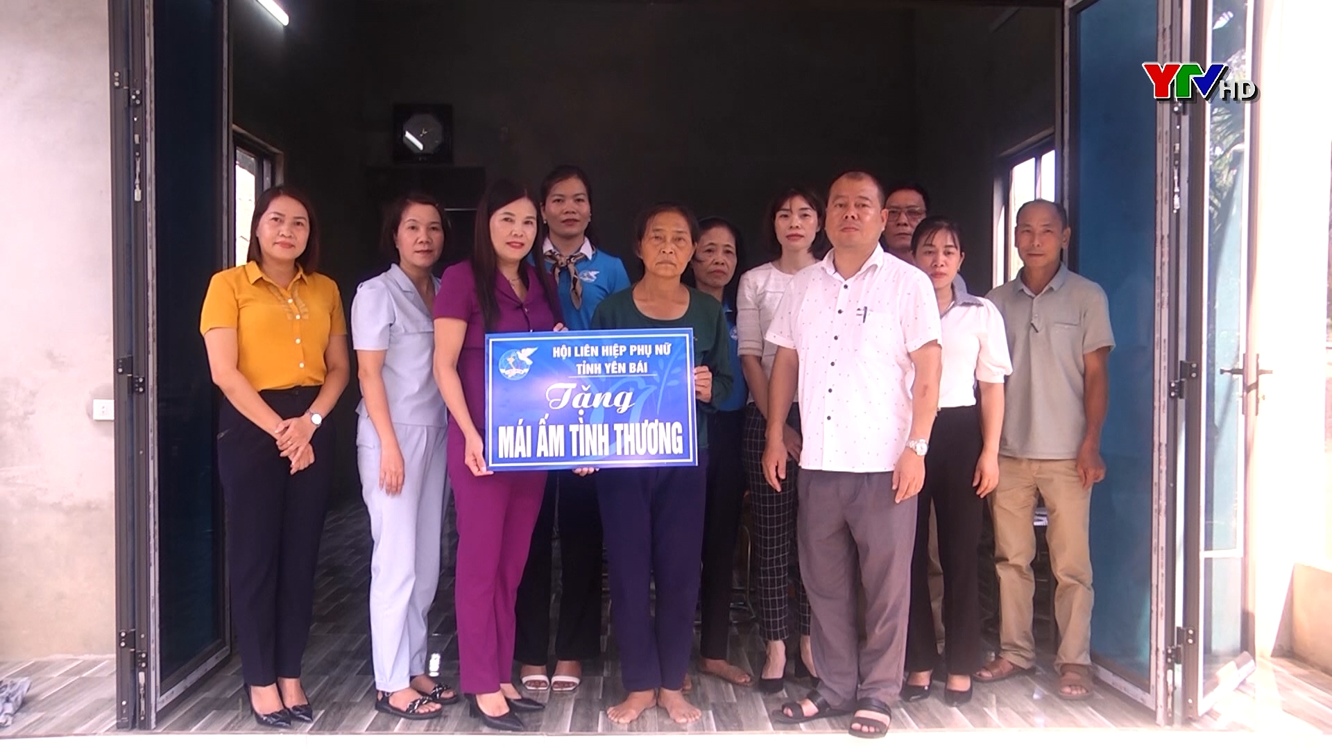 Hội Liên hiệp Phụ nữ tỉnh nhận đỡ đầu trẻ mồ côi và hỗ trợ làm nhà cho hội viên phụ nữ nghèo tại TP Yên Bái