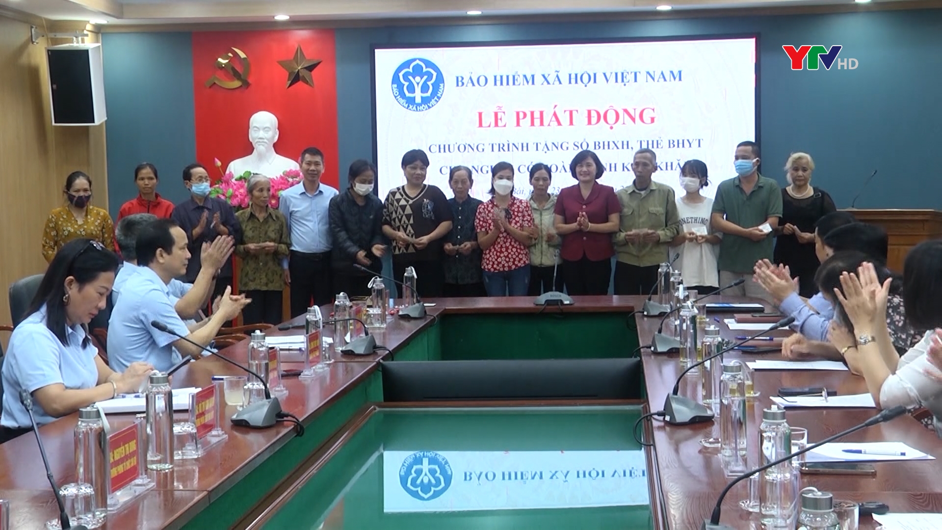 BHXH Việt Nam phát động "Chương trình tặng sổ BHXH, thẻ BHYT cho người có hoàn cảnh khó khăn"