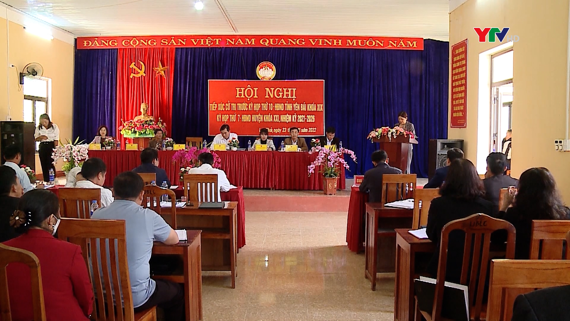 Đồng chí Trưởng ban Dân vận Tỉnh ủy Hoàng Thị Vĩnh tiếp xúc cử tri huyện Mù Cang Chải