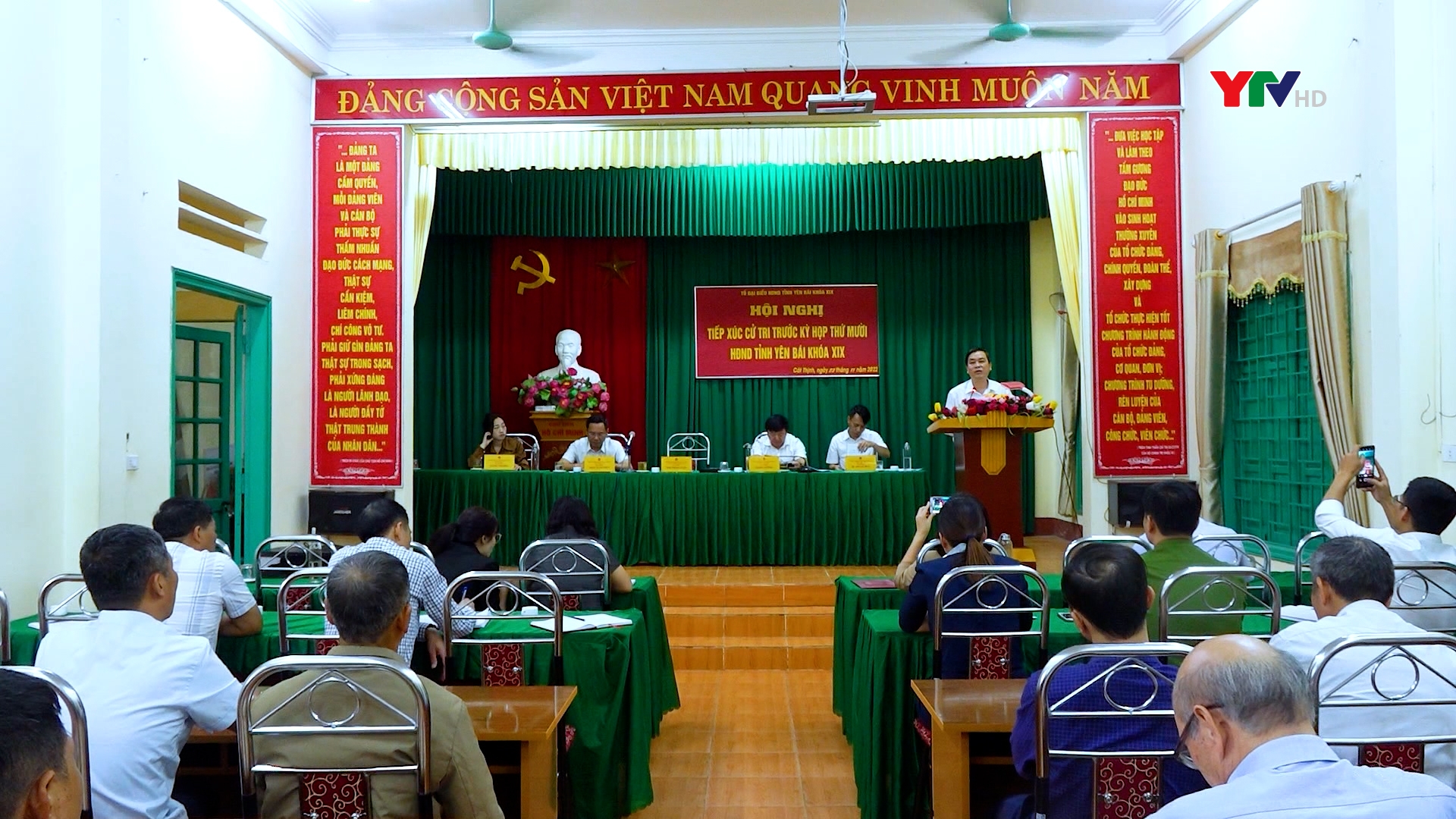 Đồng chí Chủ tịch Ủy ban MTTQ tỉnh Giàng A Tông tiếp xúc cử tri huyện Văn Chấn