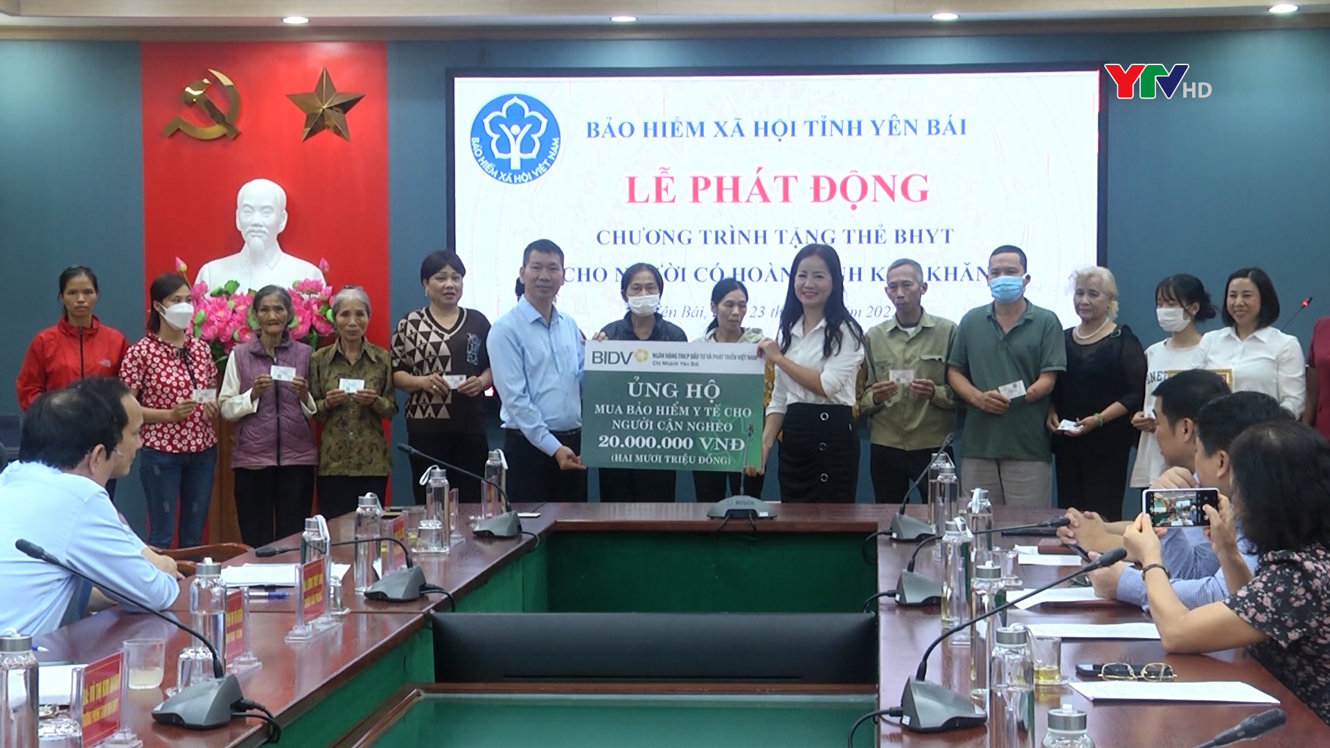 BHXH tỉnh trao tặng thẻ BHYT cho 20  người dân có hoàn cảnh khó khăn trên địa bàn thành phố Yên Bái