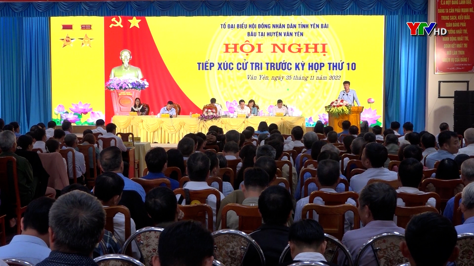 Đồng chí Chủ tịch UBND tỉnh Trần Huy Tuấn tiếp xúc cử tri huyện Văn Yên