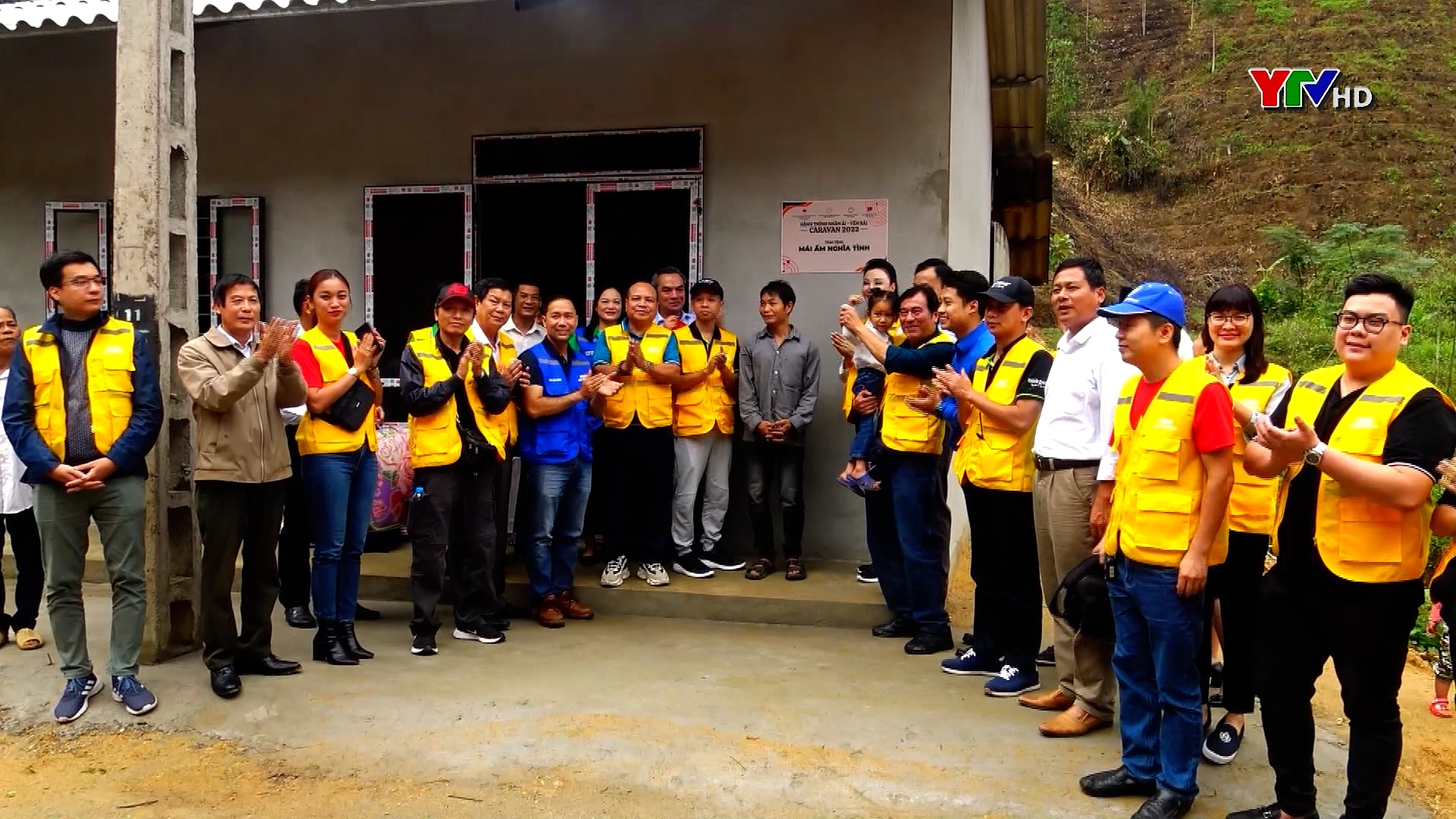 Hội Doanh nghiệp vừa và nhỏ thành phố Hà Nội tặng quà tại xã Cát Thịnh, huyện Văn Chấn