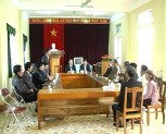 Đ/c Nguyễn Lam-phó chủ tịch UBMTTQVN tặng quà một số hộ nghèo huyện Trấn Yên