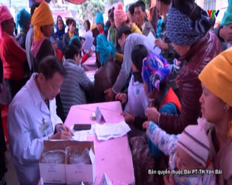 Khám bệnh và cấp phát thuốc miễn phí cho người dân vùng lũ huyện Văn Chấn và Mù Cang Chải
