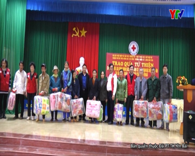 Trao quà cho các gia đình nghèo xã Minh Quán huyện Trấn Yên