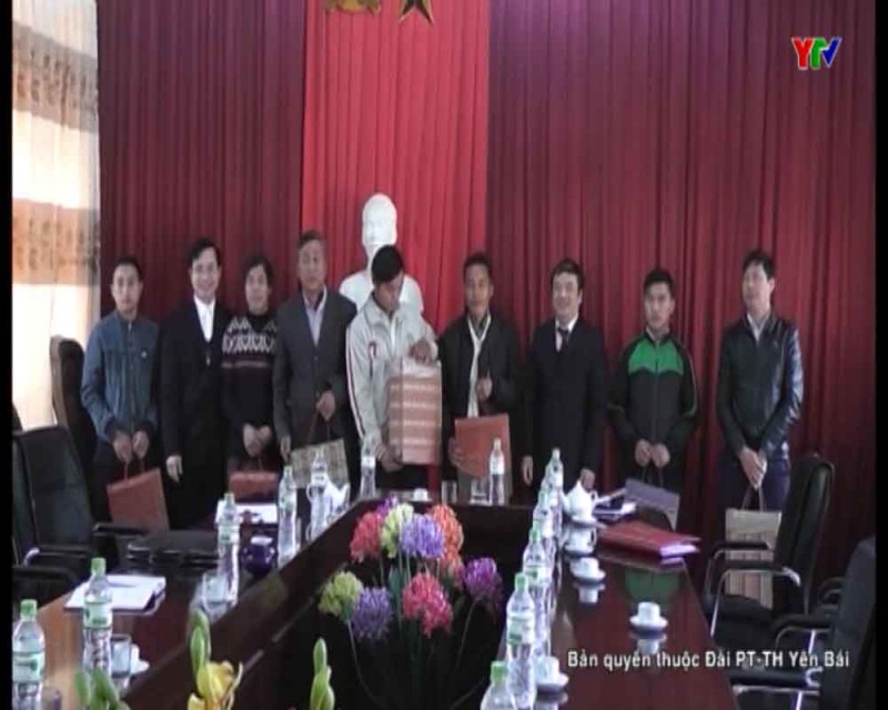 Đồng chí Hoàng Xuân Nguyên – Trưởng Ban dân vận Tỉnh ủy gặp mặt các giáo dân tiêu biểu huyện Trạm Tấu