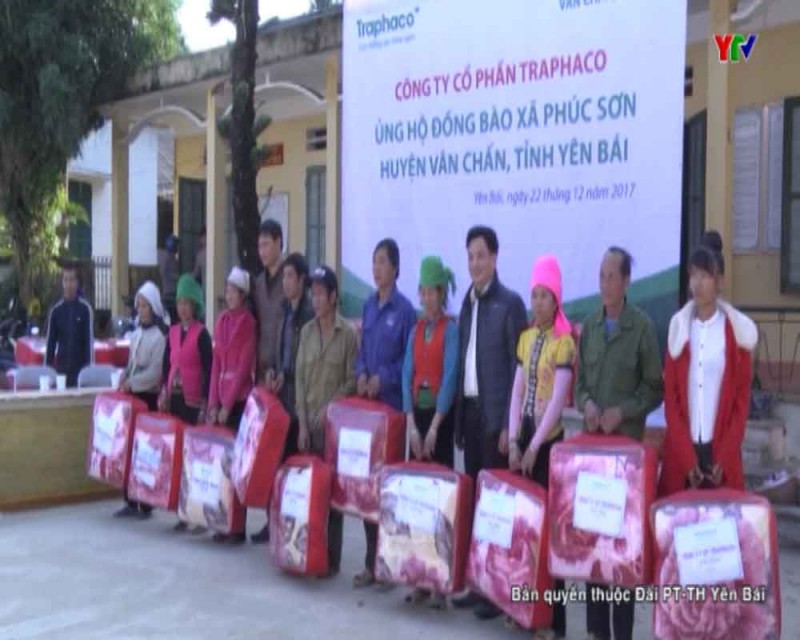 Công ty CP Traphaco trao quà từ thiện tại xã Phúc Sơn huyện Văn Chấn.
