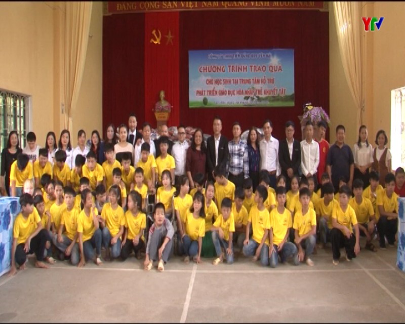 Công ty TNHH Tiến Dũng BĐS Yên Bái tặng quà Trung tâm Hỗ trợ phát triển giáo dục hòa nhập trẻ khuyết tật tỉnh Yên Bái