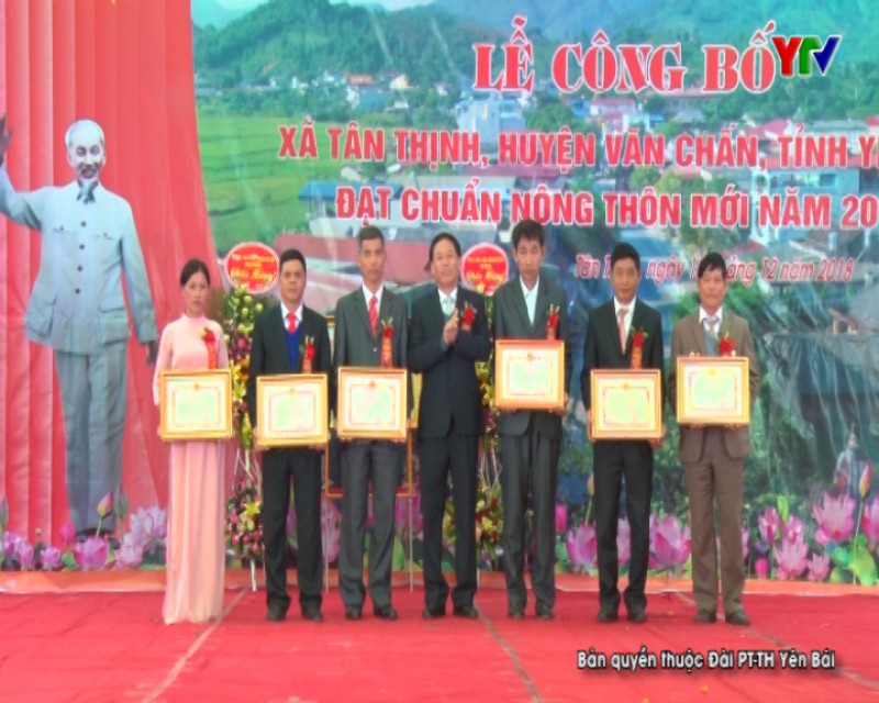 Xã Tân Thịnh, huyện Văn Chấn đón Bằng công nhận xã đạt chuẩn nông thôn mới