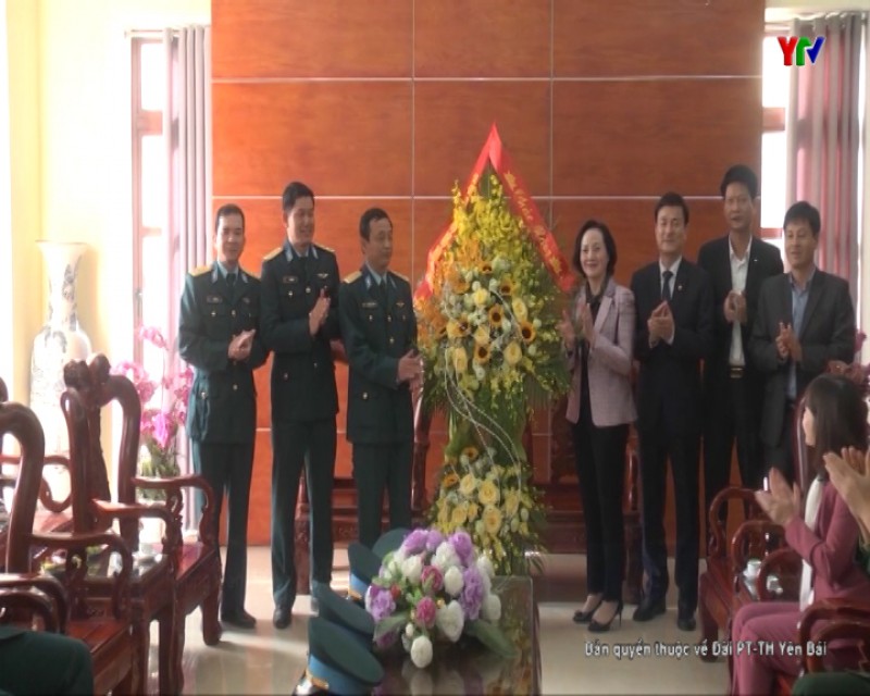 Đồng chí Bí thư Tỉnh ủy  Phạm Thị Thanh Trà thăm Trung đoàn Không quân 921
