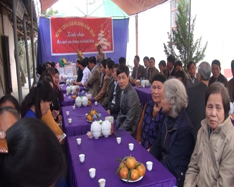 Đồng chí Chủ tịch Ủy ban MTTQ tỉnh Nông Văn Lịnh chúc mừng Giáo xứ Lục Yên