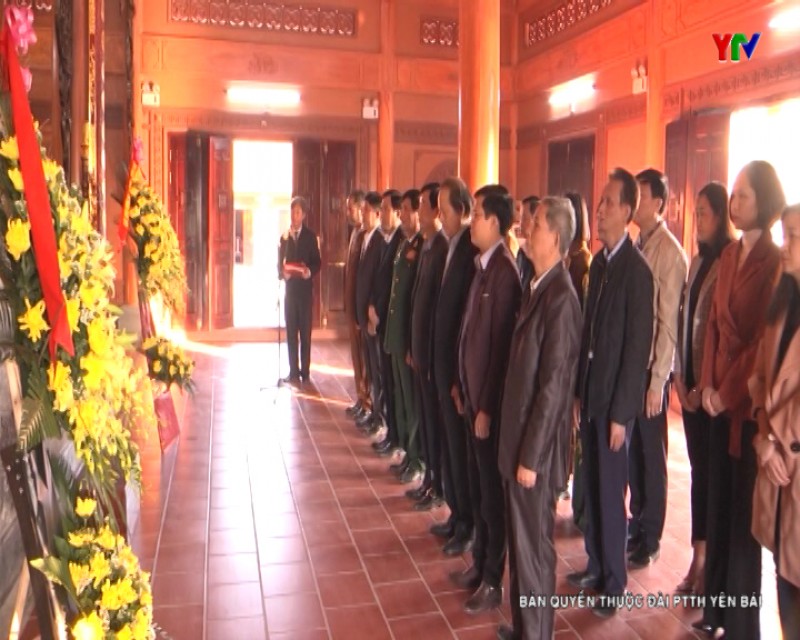 Đoàn đại biểu dâng hương tưởng niệm nhà yêu nước Nguyễn Thái Học và các chiến sỹ hy sinh trong cuộc khởi nghĩa Yên Bái