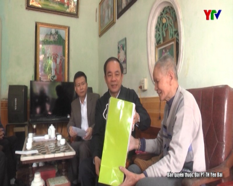 Phó Chủ tịch Thường trực UBND tỉnh Tạ Văn Long tặng quà tại huyện Trấn Yên