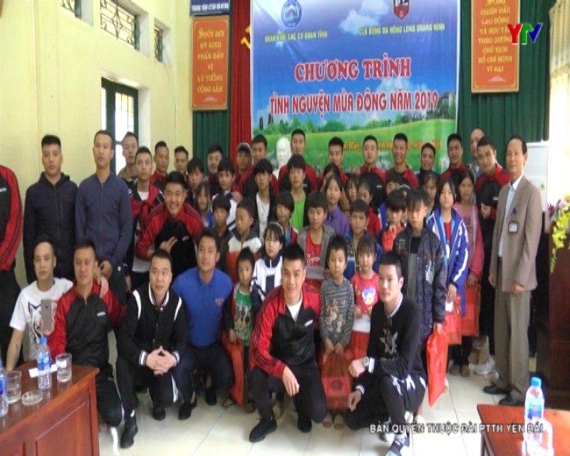 Đoàn Khối các cơ quan tỉnh và CLB bóng đá Hồng Long Quảng Ninh tặng quà tại Trung tâm Công tác xã hội và Bảo trợ xã hội tỉnh