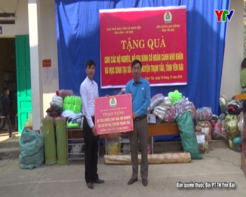 LĐLĐ tỉnh tặng quà tại xã Pá Hu, huyện Trạm Tấu