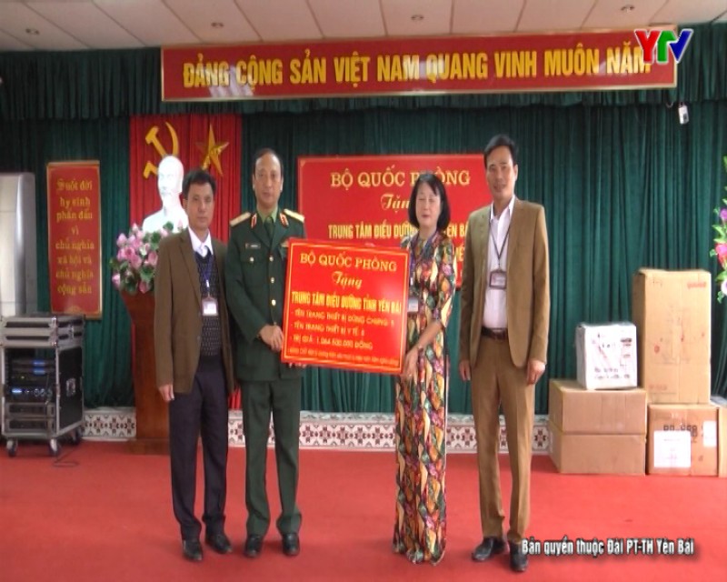 Bộ Quốc phòng trao tặng trang thiết bị cho Trung tâm Điều dưỡng tỉnh Yên Bái