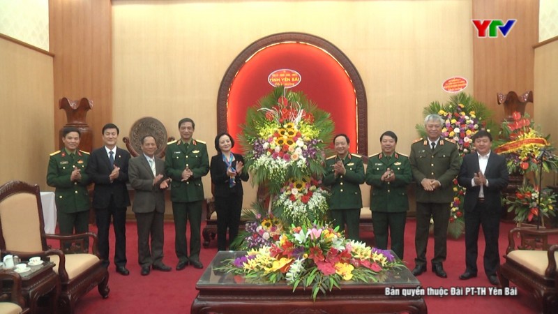 Đồng chí Bí thư Tỉnh ủy Phạm Thị Thanh Trà chúc mừng Bộ Tư lệnh Quân khu II nhân Ngày thành lập Quân đội nhân dân Việt Nam