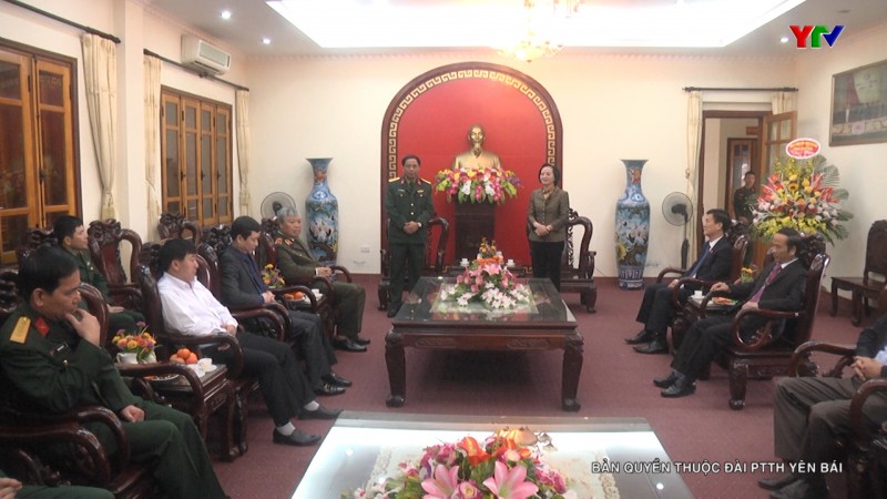 Đồng chí Bí thư Tỉnh ủy Phạm Thị Thanh Trà chúc mừng cán bộ, chiến sỹ Bộ Chỉ huy quân sự tỉnh