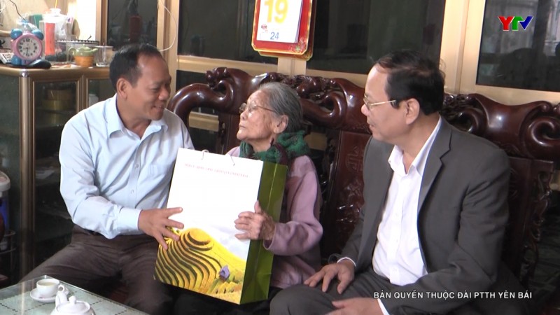 Phó Chủ tịch HĐND tỉnh Triệu Tiến Thịnh tặng quà gia đình chính sách, người có công tiêu biểu tại huyện Yên Bình