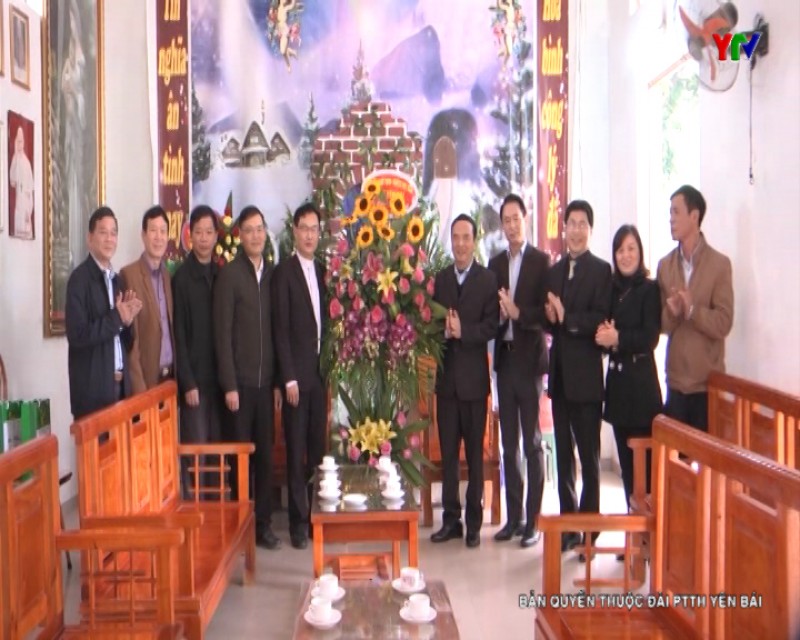 Trưởng Ban Dân vận Tỉnh ủy Hoàng Xuân Nguyên tặng quà Giáo xứ An Thịnh, huyện Văn Yên
