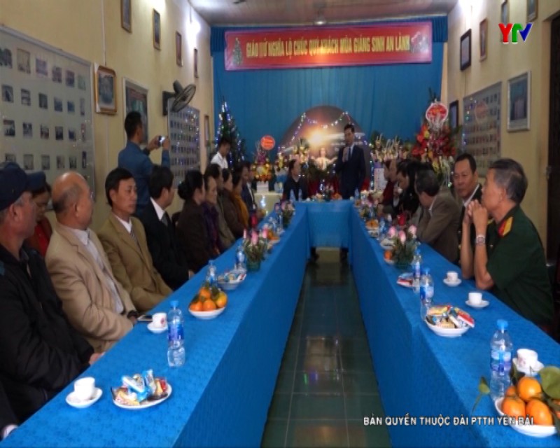 Phó Chủ tịch UBND tỉnh Dương Văn Tiến tặng quà Hội đồng giáo xứ Nghĩa Lộ