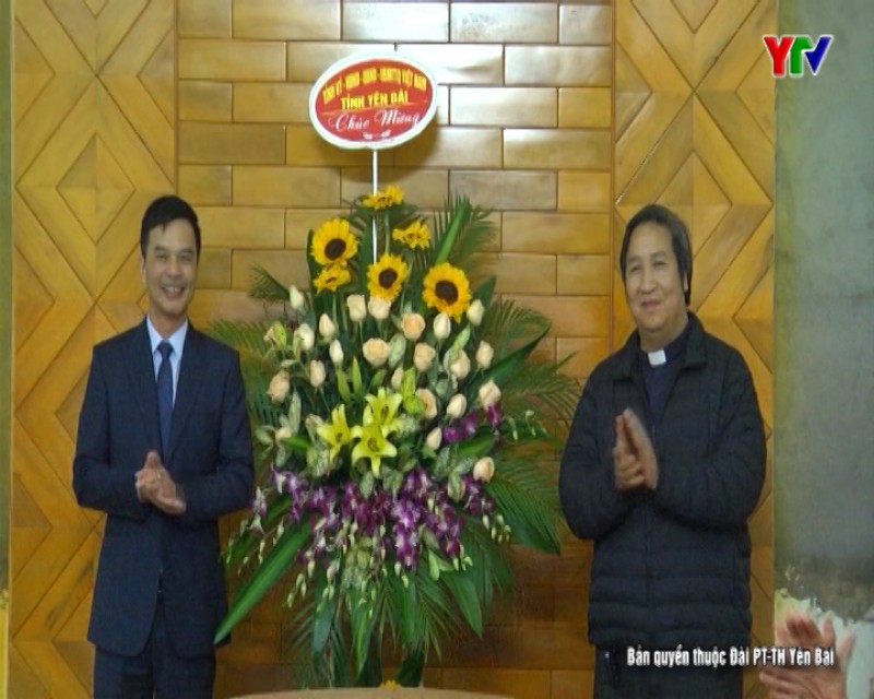 Phó Chủ tịch UBND tỉnh Dương Văn Tiến chúc mừng giáo xứ Nhân Nghĩa, huyện Trấn Yên