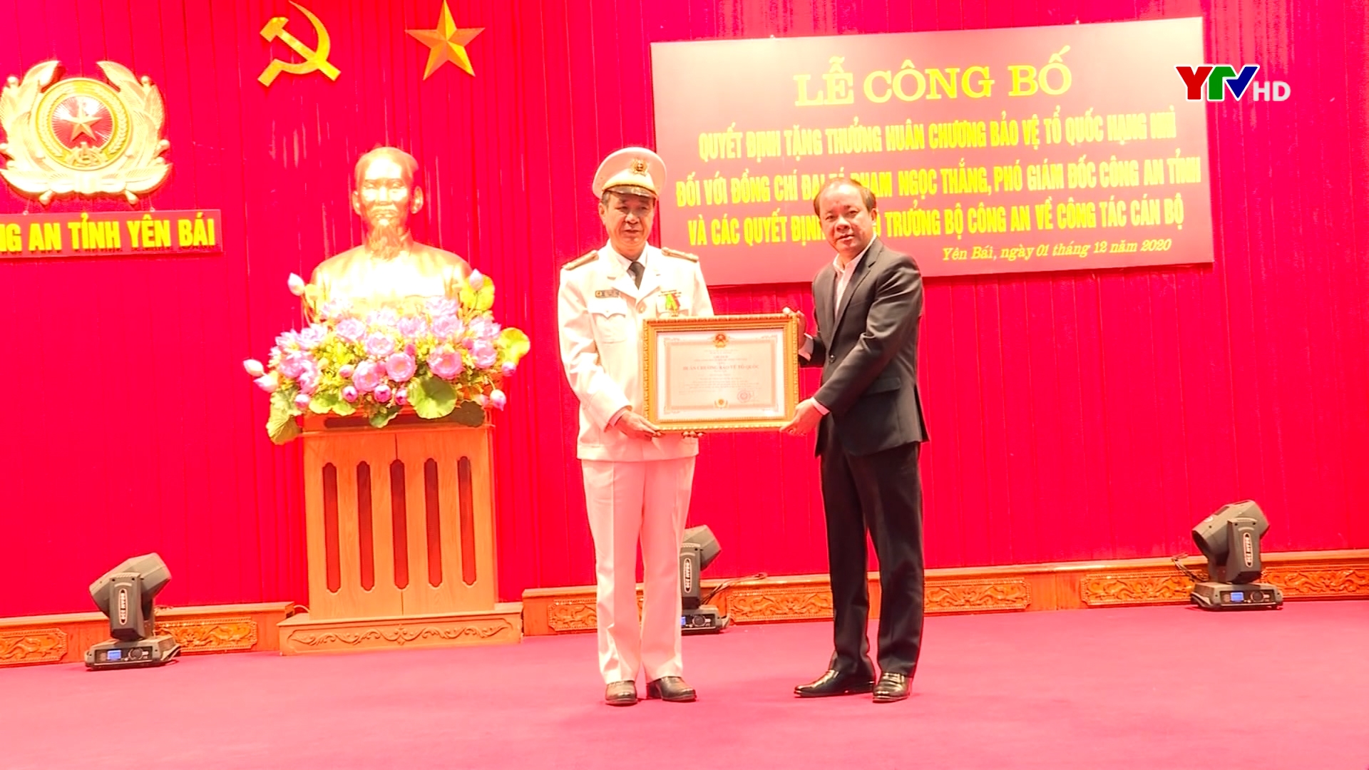 Đại tá Phạm Ngọc Thắng - Phó Giám đốc Công an tỉnh được tặng Huân chương Bảo vệ Tổ quốc hạng Nhì