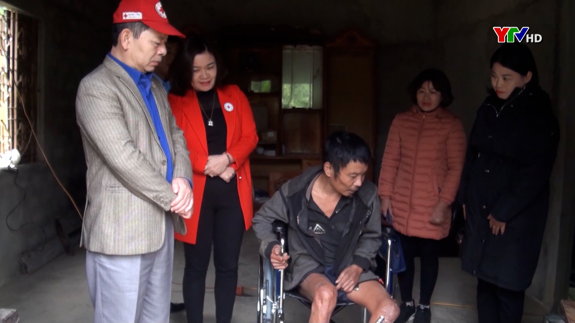 Trao tặng 20 xe lăn cho người khuyết tật trên địa bàn thành phố Yên Bái.