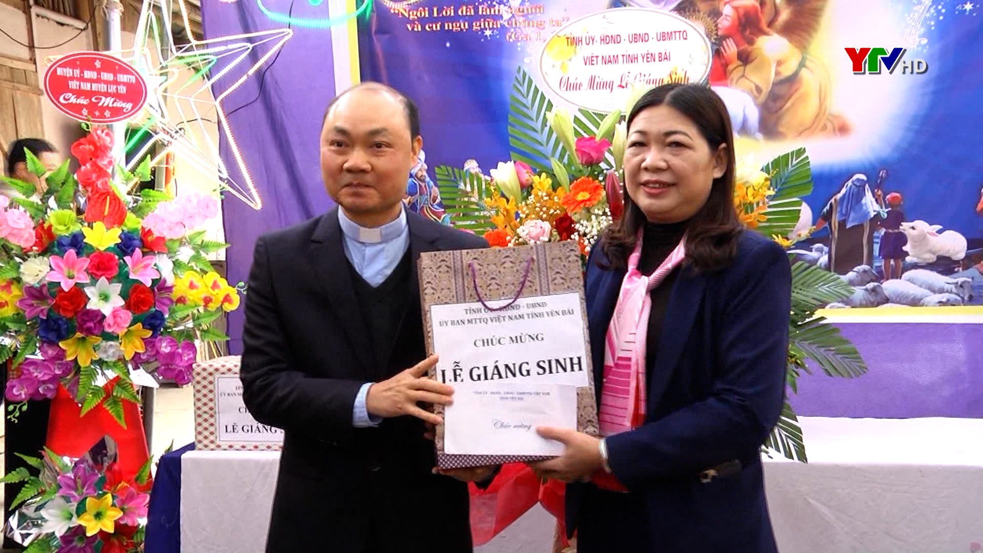 Đồng chí Trưởng Ban Dân vận Tỉnh ủy Hoàng Thị Vĩnh thăm và tặng quà Giáo xứ Lục Yên