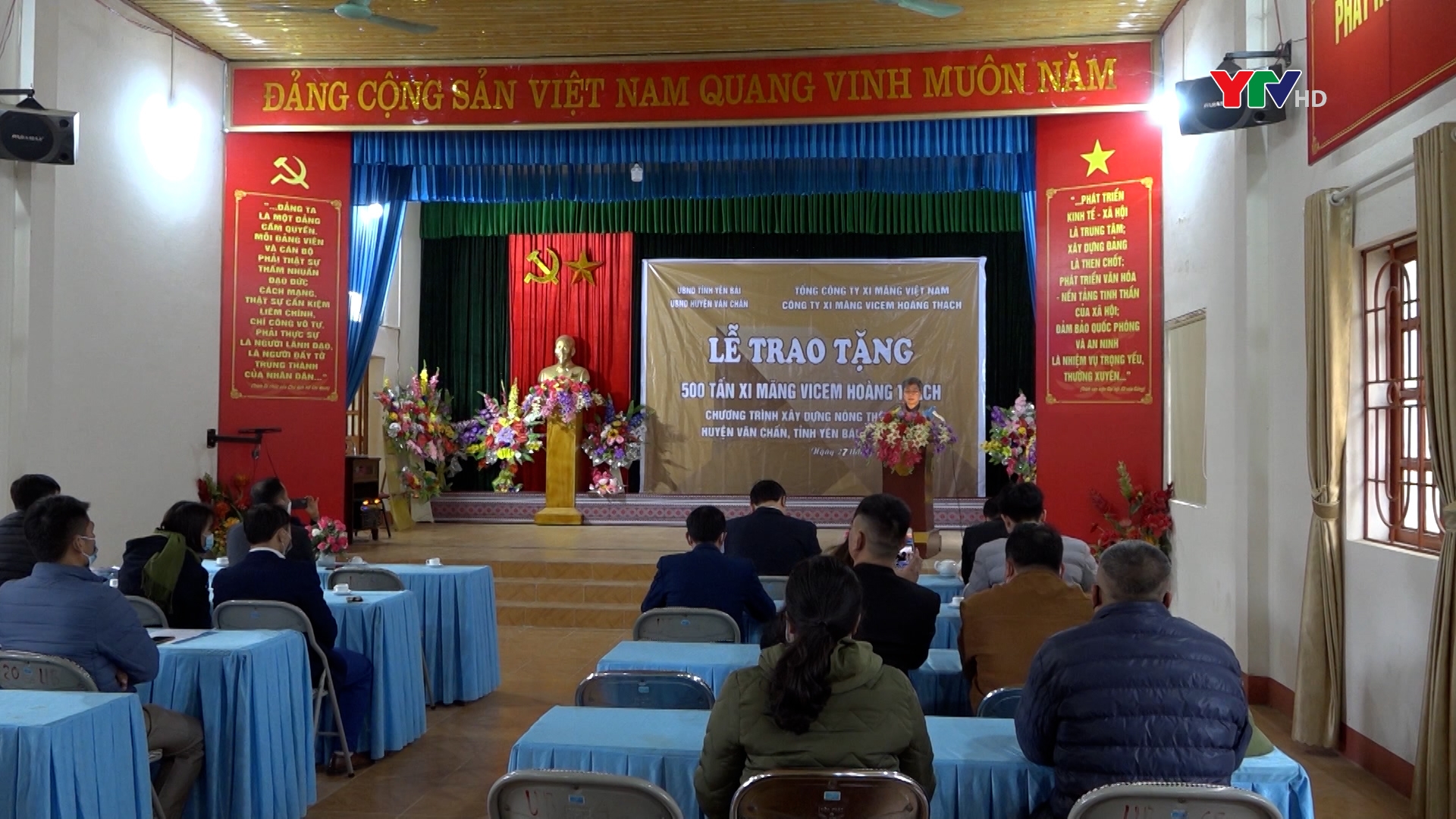Tổng Công ty xi măng Việt Nam tặng 500 tấn xi măng cho huyện Văn Chấn