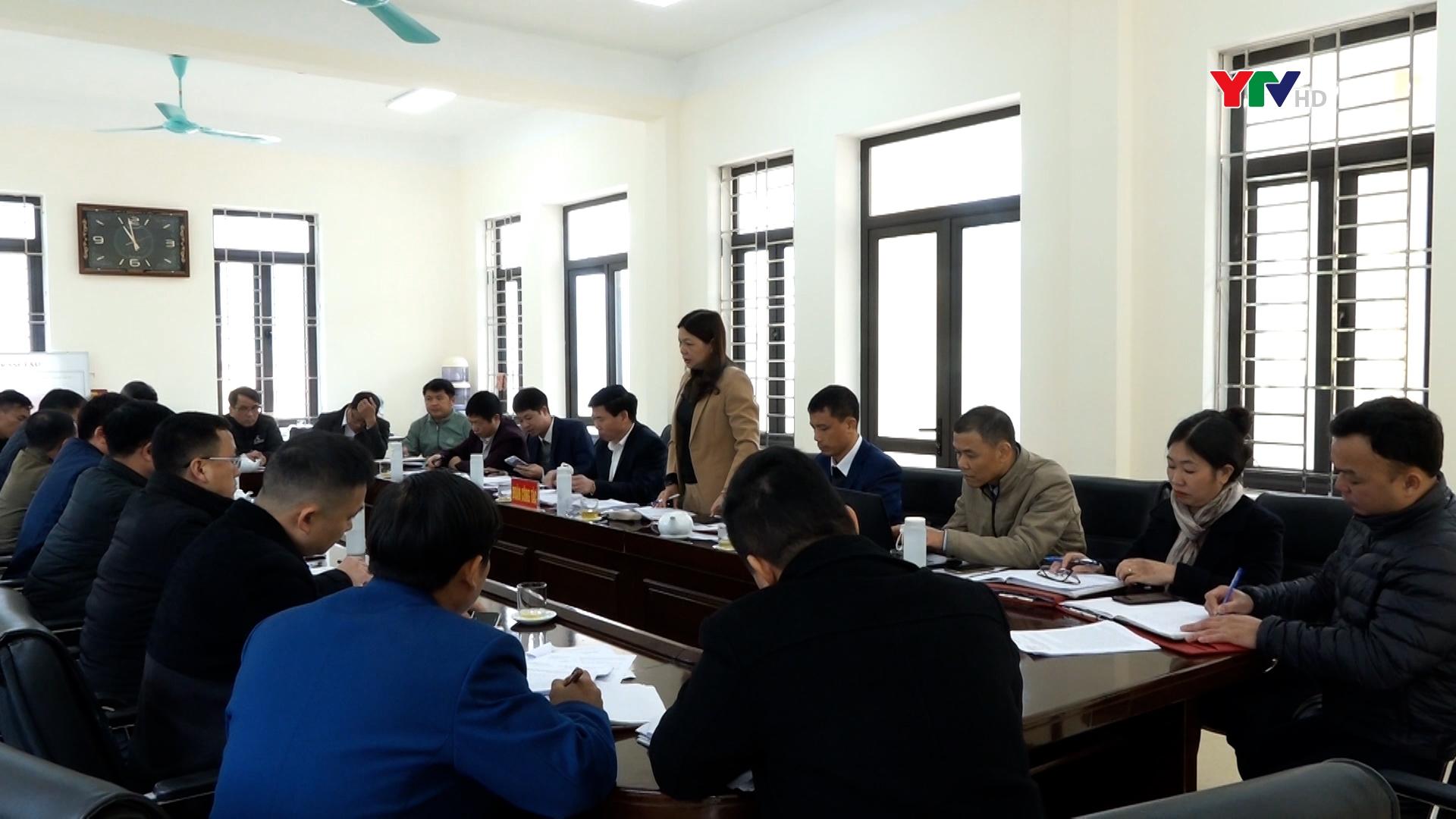 Đồng chí Trưởng ban Dân vận Tỉnh ủy Hoàng Thị Vĩnh kiểm tra tại huyện Trạm Tấu